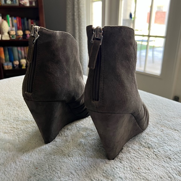 BCBG BCBGeneration Ankle Boot Gray Platform Suede Heels Size 8.5 Fall - Picture 4 of 8